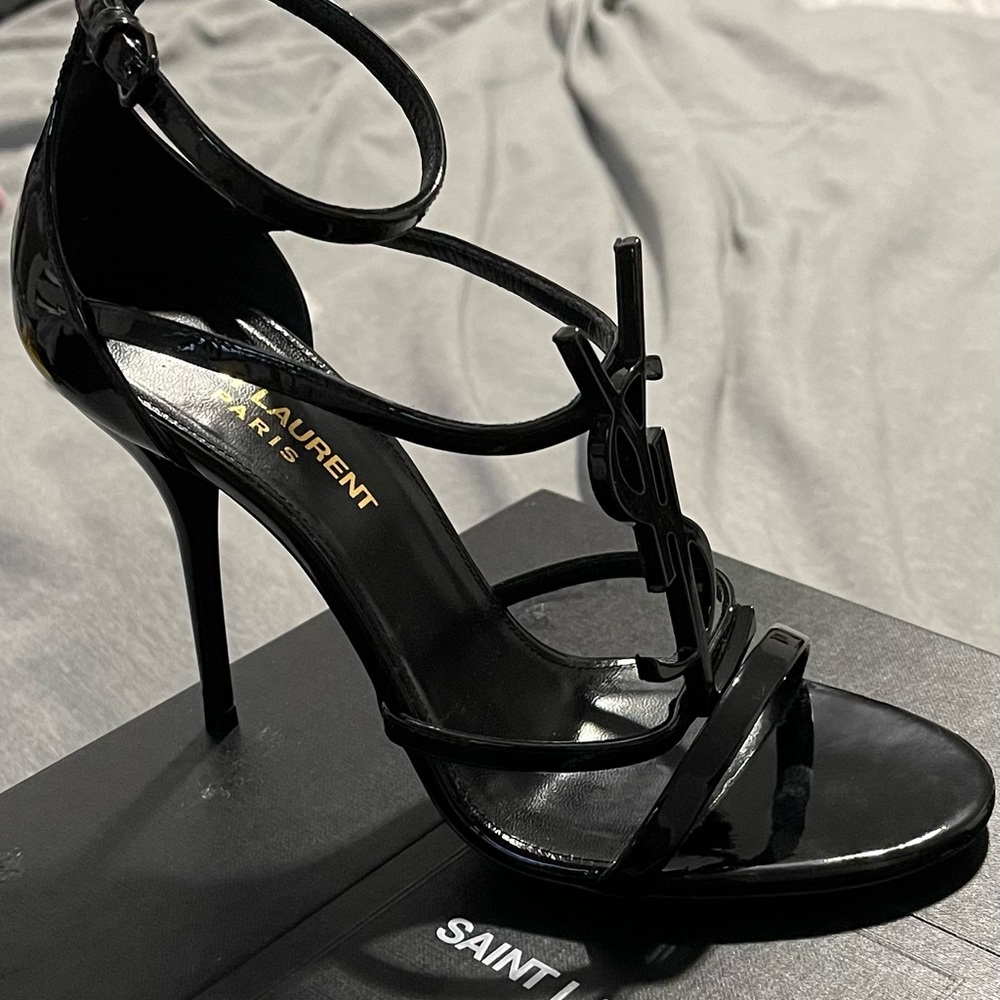 YSL CASSANDRA SANDALS IN PATENT LEATHER WITH BLACK MONOGRAM
